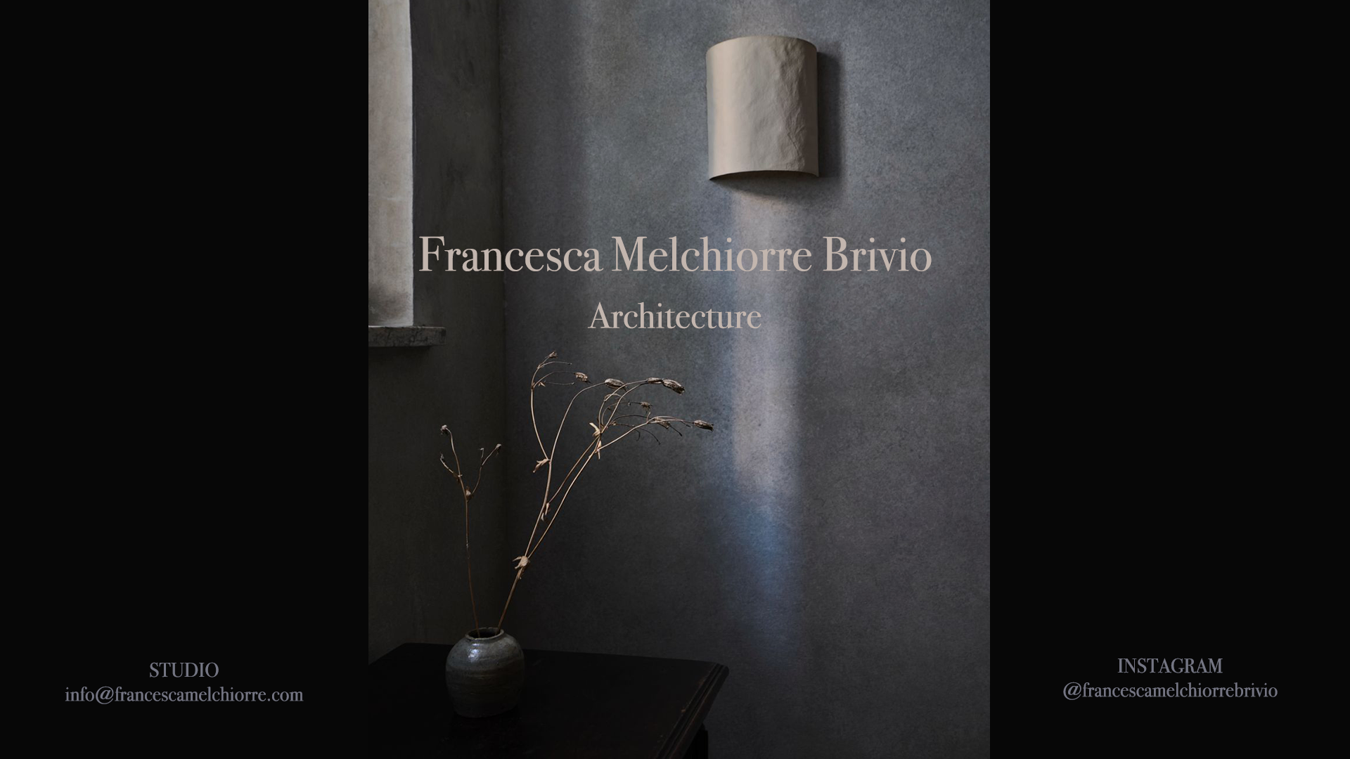sfondo con nome architetto Francesca Melchiorre Brivio e dati contatti